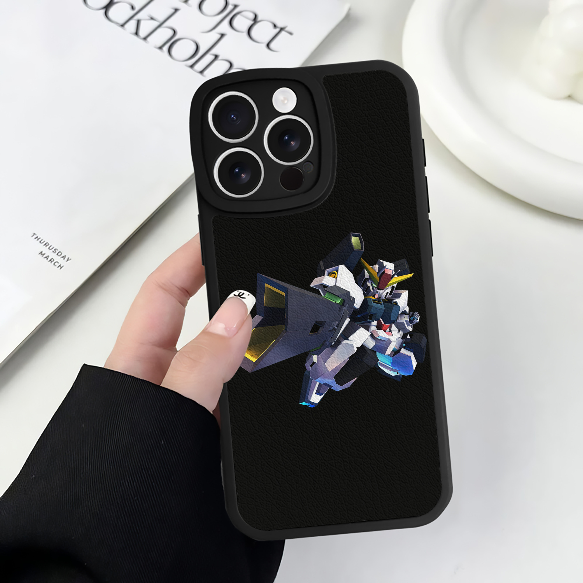 （画像用） 機動戦士ガンダム Mobile Suit Gundam 【iPhone 16シリーズ対応】シリコンスマホケース（レザー調） 材質：シリコン